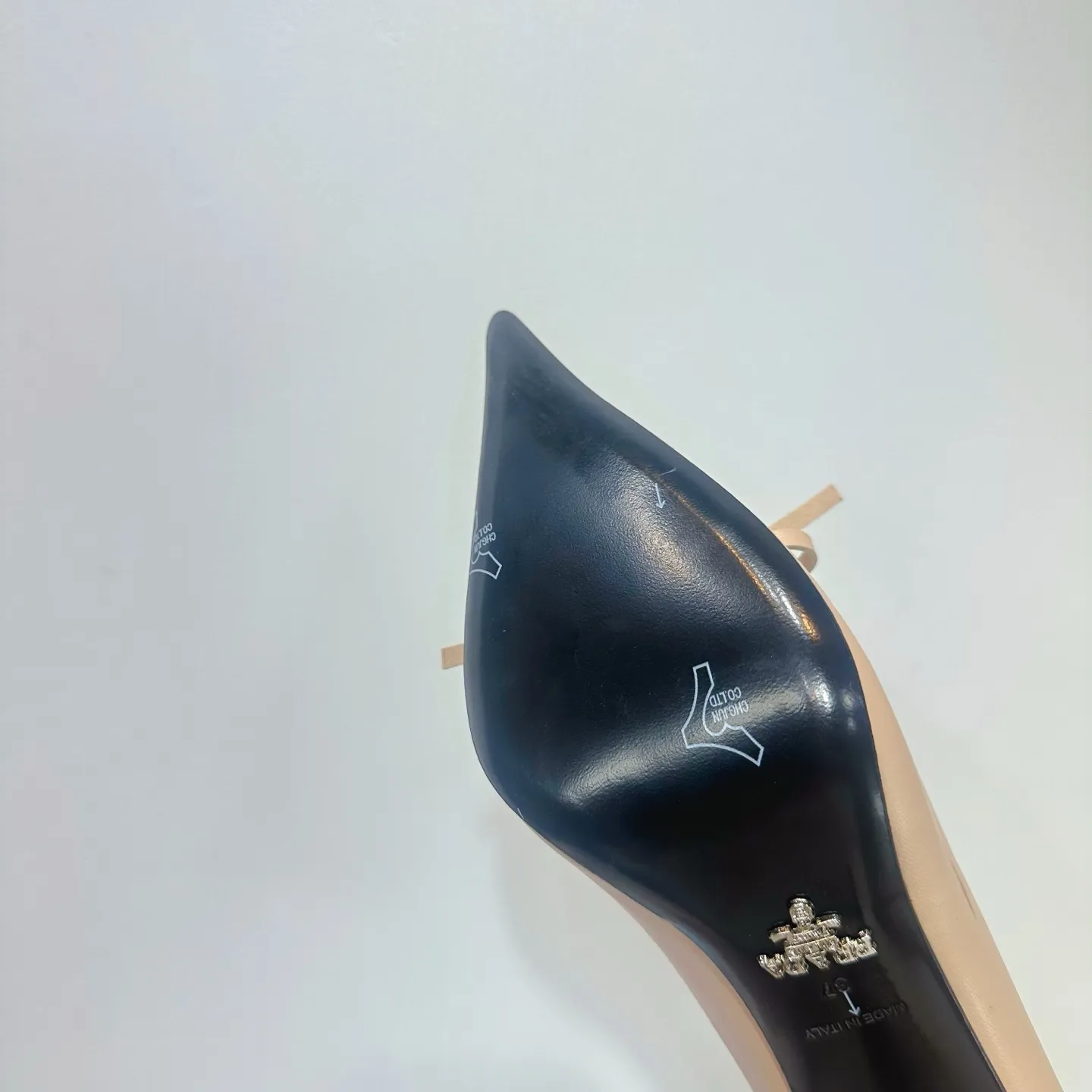 👟👟Ex-factory price 540👟👟 2025 SSS launches Prada’s latest long boots, sandals, thin heels, empty backs, thick heels series ————————🆚🆚🆚 💥PRADA's early spring T-stage catwalk show is the same style as "Dreams Never Sleep". Prada can use it on important occasions. The fresh style has a bit of nobility and is perfect on the feet. 💃💃 Wear this shoe with it. It is elegant and crystal clear, regardless of various accessories. The materials are all exclusively customized one-to-one and must be zero-distance from the original. The entire series is full of exciting and unexpected combinations of elements. The expression of different materials and textures of fabrics has a strong artistic flavor, allowing you to appreciate the ever-changing style of Prada girls. 1⃣ Upper: Made of sheepskin 2⃣ Lining: Imported sheepskin 3⃣ Outsole: Original Italian genuine leather outsole Heel height 8.5 4⃣🔺Original labeling feet, stock code number 35M-39M (40, 41, 42 are custom-made and cannot be returned or exchanged).
